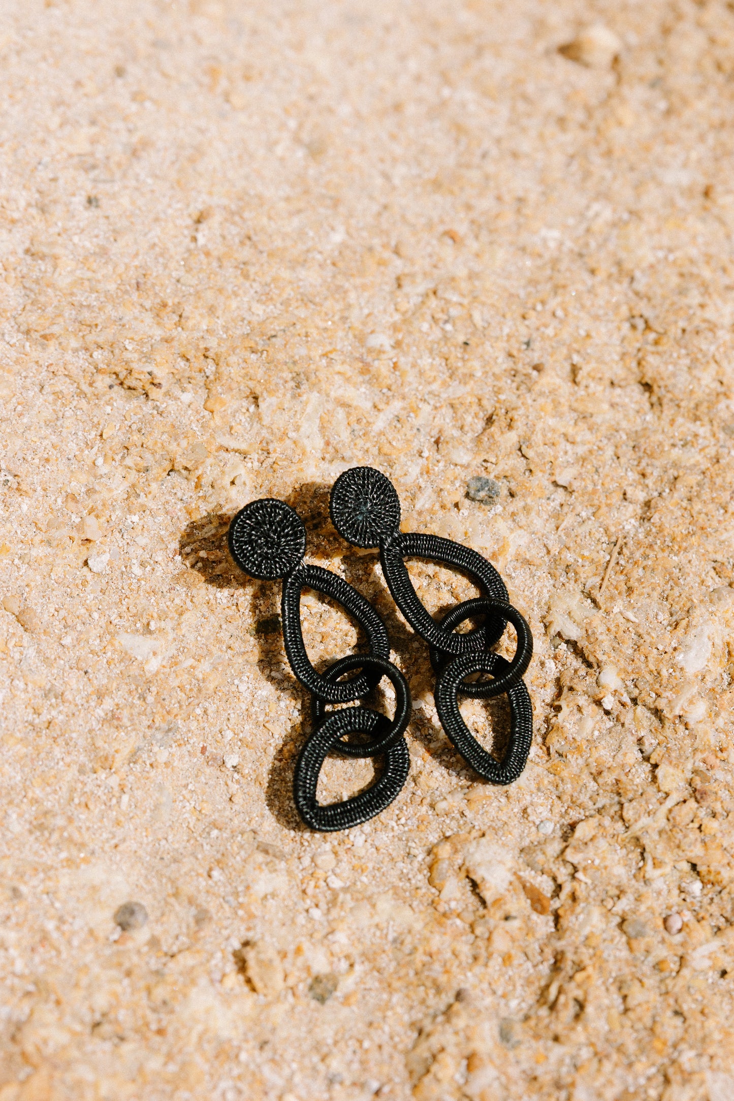 PENDIENTES MICAELA NEGROS